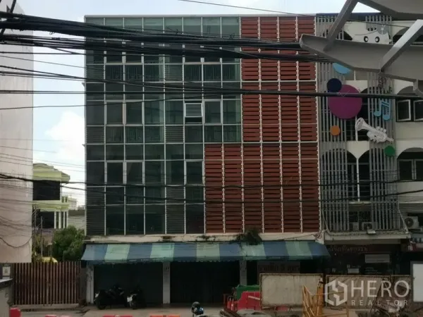 店屋 出售在Khlong San, Bangkok - 街景：对面商业楼立面带百叶装饰与店面。