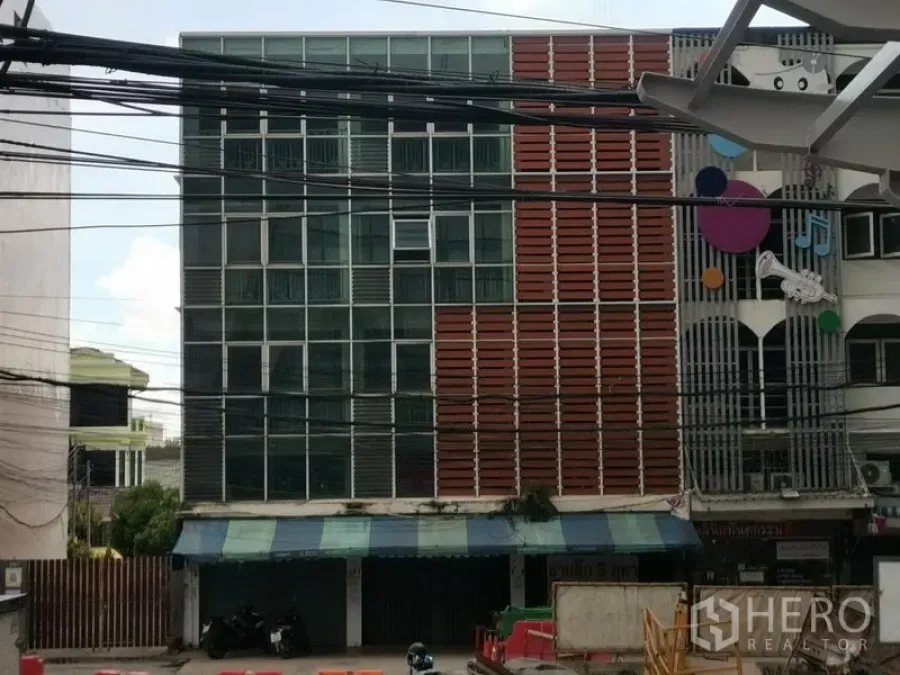 อาคารพาณิชย์ ขายในKhlong San, Bangkok - มุมมองถนนฝั่งตรงข้าม เห็นอาคารพาณิชย์แนวโมเดิร์นและหน้าร้าน