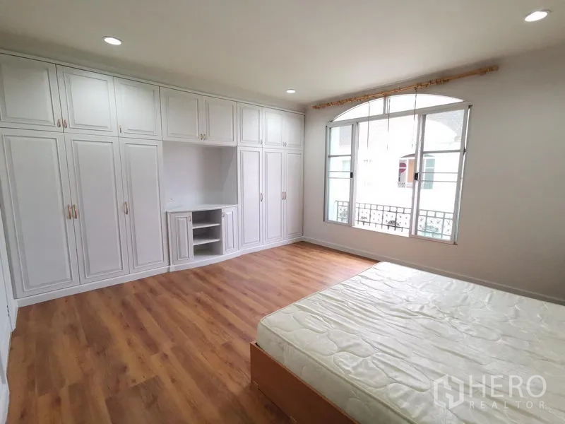 ทาวน์เฮาส์ ให้เช่าในYan Nawa, Bangkok - ห้องนอนมาสเตอร์กว้าง ตู้เสื้อผ้าบิลท์อินเต็มผนัง พื้นไม้ และหน้าต่างบานใหญ่
