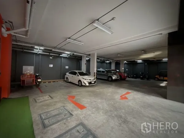 อาคารพาณิชย์ ให้เช่าหรือขายในKhlong Toei, Bangkok - ที่จอดรถในอาคารแบบมีหลังคาพร้อมช่องจอดและลูกศรนำทาง