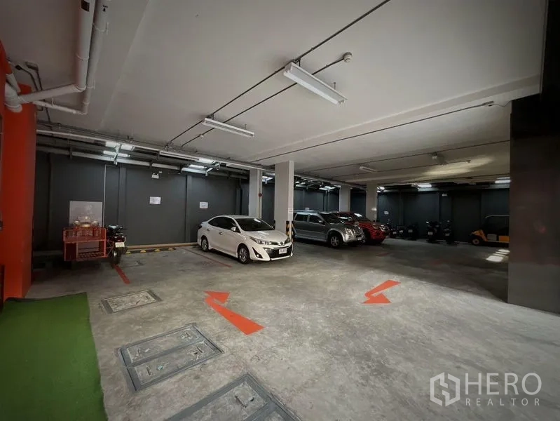 อาคารพาณิชย์ ให้เช่าหรือขายในKhlong Toei, Bangkok - ที่จอดรถในอาคารแบบมีหลังคาพร้อมช่องจอดและลูกศรนำทาง