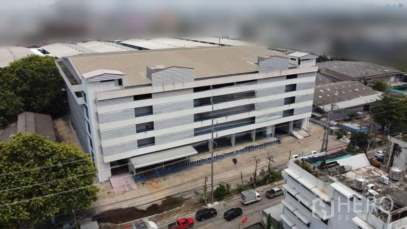 货栈 出租在Phra Pradaeng, Samut Prakan - 工业仓库综合体斜向航拍，建筑面宽、出入口明显。