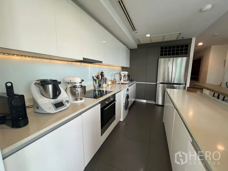 คอนโด ขายในKhlong San, Bangkok - ครัวแบบแกลเลรีพร้อมไอส์แลนด์ ตู้เย็นใหญ่ และเครื่องใช้ไฟฟ้าบนเคาน์เตอร์