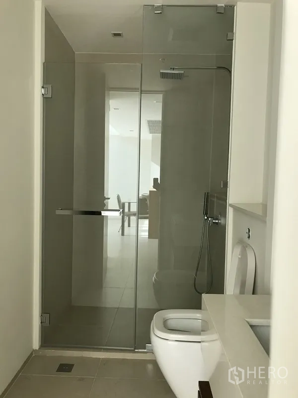 公寓 出租在Khlong San, Bangkok - 现代卫浴，玻璃淋浴房、顶喷花洒与壁挂式马桶