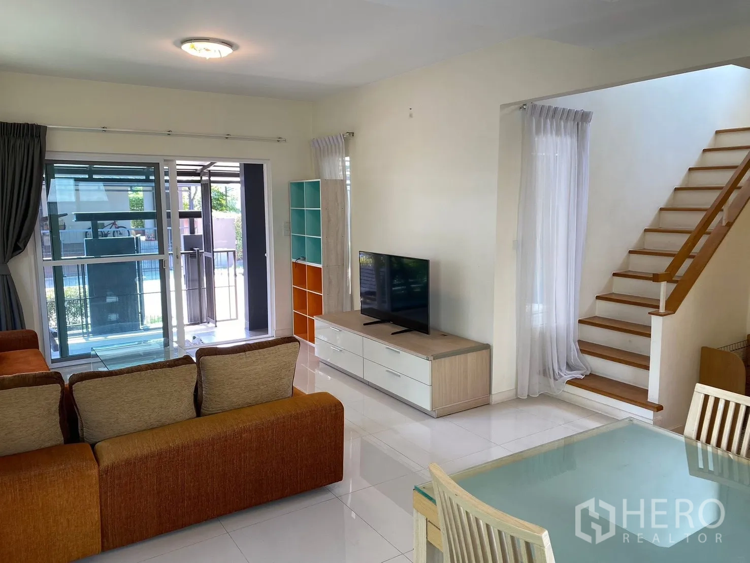 Detached House for rent in Prawet, Bangkok - Open-plan living and dining area with sliding doors and windows.