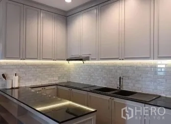 คอนโด ขายในWatthana, Bangkok - ครัวรูปตัวแอล เคาน์เตอร์หิน ซิงก์คู่ และเตาแบบบิลท์อิน
