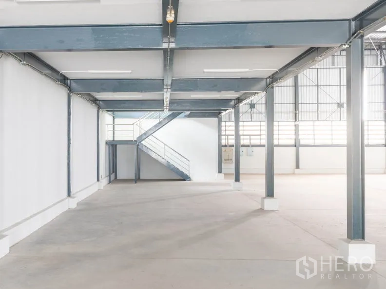 工厂 出租在Si Racha, Chon Buri - 开阔的仓库区域，钢梁立柱与夹层平台