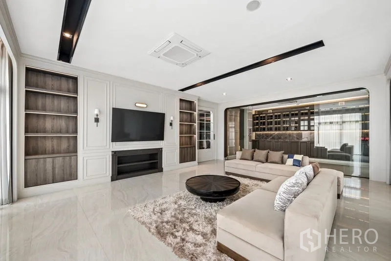 บ้าน ขาย - ห้องนั่งเล่นสว่าง ตู้ทีวีบิวต์อินและโซฟาขนาดใหญ่