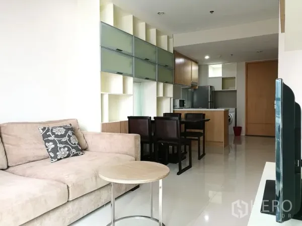 คอนโด ให้เช่าในRatchathewi, Bangkok - พื้นที่นั่งเล่นโอเพ่นแพลน มีโซฟา ชุดโต๊ะทานอาหาร และตู้เก็บของติดผนัง ต่อเนื่องถึงครัวบิวท์อิน