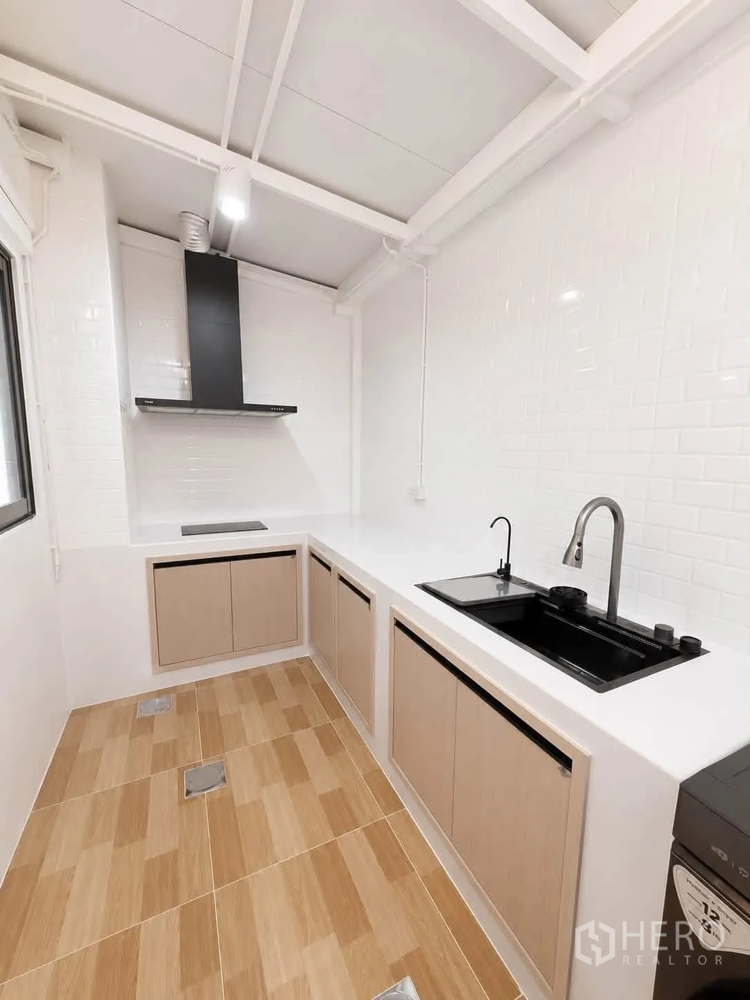 联排别墅 for rent in Bang Phli, Samut Prakan - 明亮白色厨房，设抽油烟机、长台面与瓷砖墙。