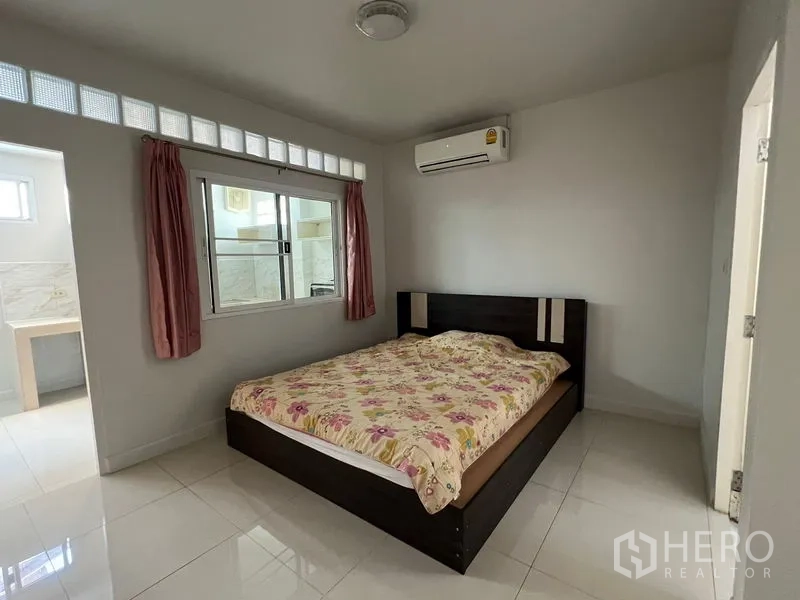 独立式住宅 出租在Bang Kapi, Bangkok - 靠近厨房的温馨卧室，设空调、窗户与双人床。