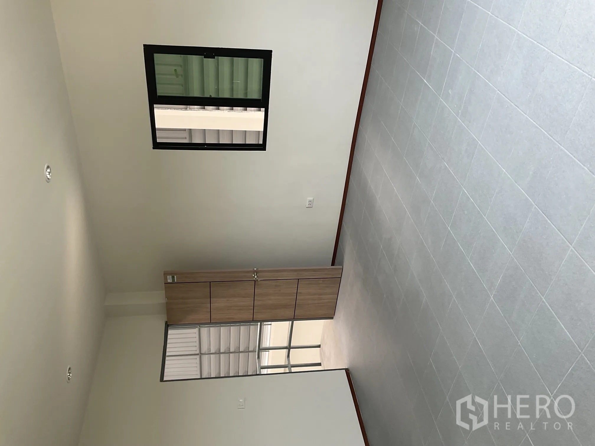 โกดัง for rent in Lat Lum Kaeo, Pathum Thani - ออฟฟิศชั้นบนปูกระเบื้อง มีตู้เก็บของบิลท์อินและหน้าต่าง