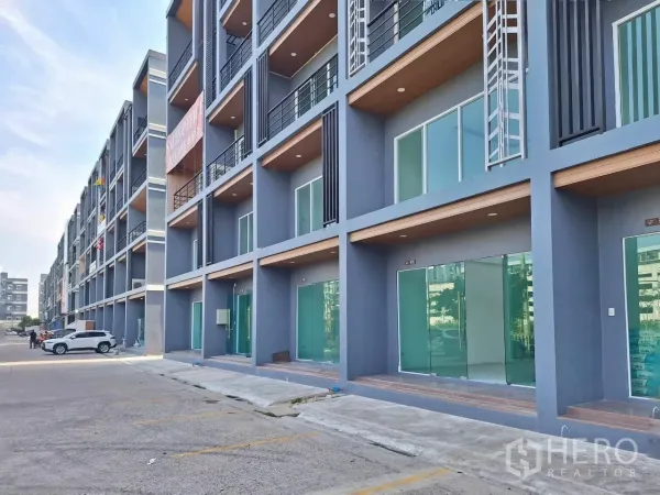 สำนักงานที่บ้าน ขายในBueng Kum, Bangkok - อาคารโฮมออฟฟิศหลายชั้นสมัยใหม่ในเขตบึงกุ่ม หน้ากระจกและที่จอดรถกว้าง