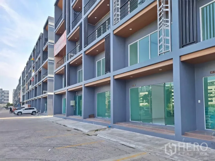 Home Office for sale in Bueng Kum, Bangkok - Modern row of multi-level home office units in Bueng Kum, Bangkok with glass shopfronts and parking.