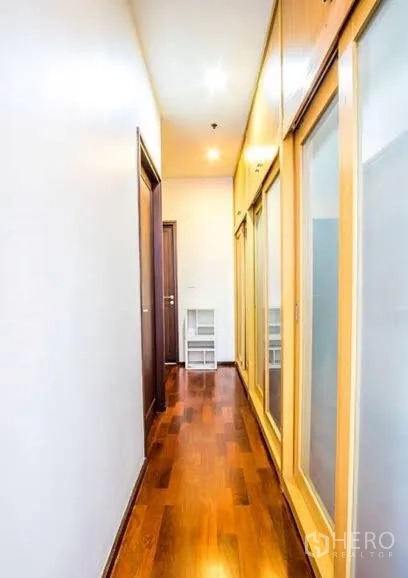 คอนโด ให้เช่าหรือขายในWatthana, Bangkok - โถงทางเดินสว่างตา พร้อมตู้บิลต์อินบานเลื่อนและพื้นไม้เงา