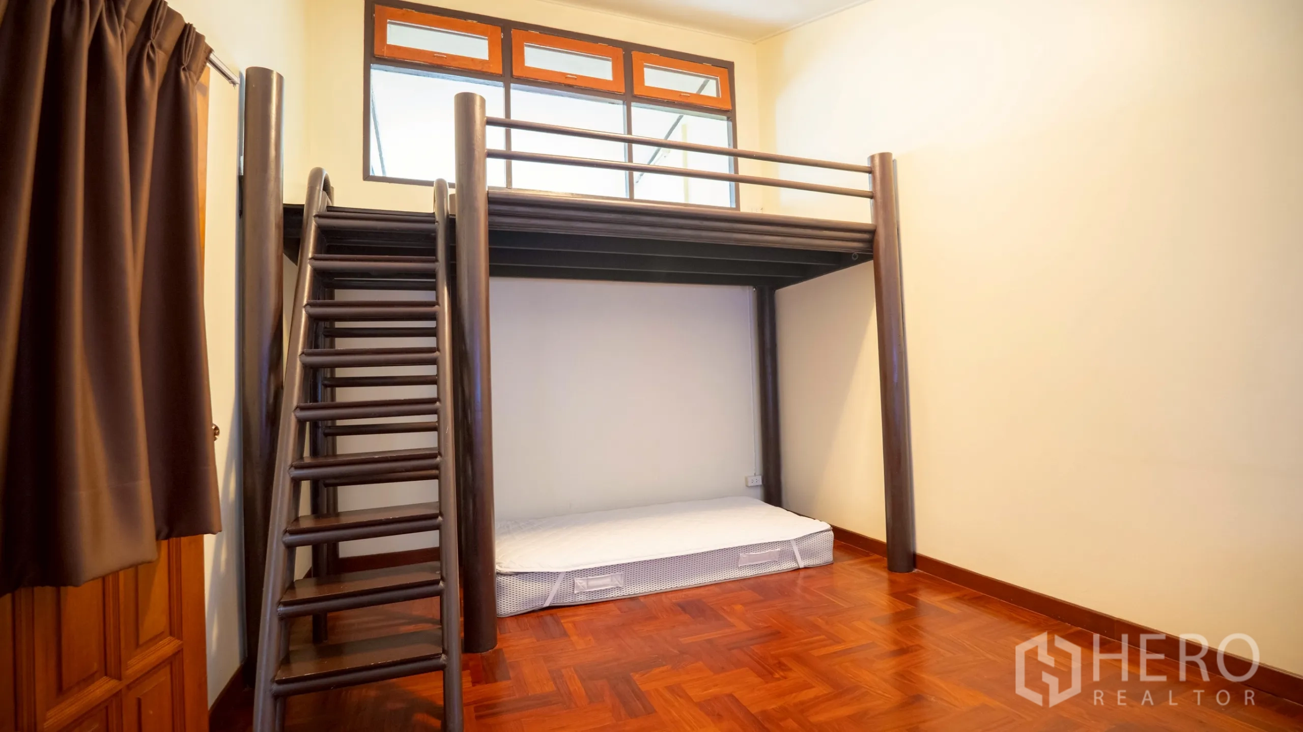 Townhouse for rent in Khlong Toei, Bangkok - Bedroom with mezzanine loft, wooden ladder and mattress below.