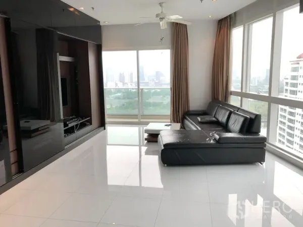 คอนโด ให้เช่าในKhlong Toei, Bangkok - ห้องนั่งเล่นชั้นสูง โซฟาหนังสีดำ พื้นกระเบื้องเงา หน้าต่างกระจกเต็มบานเห็นวิวสวนและเส้นขอบฟ้า