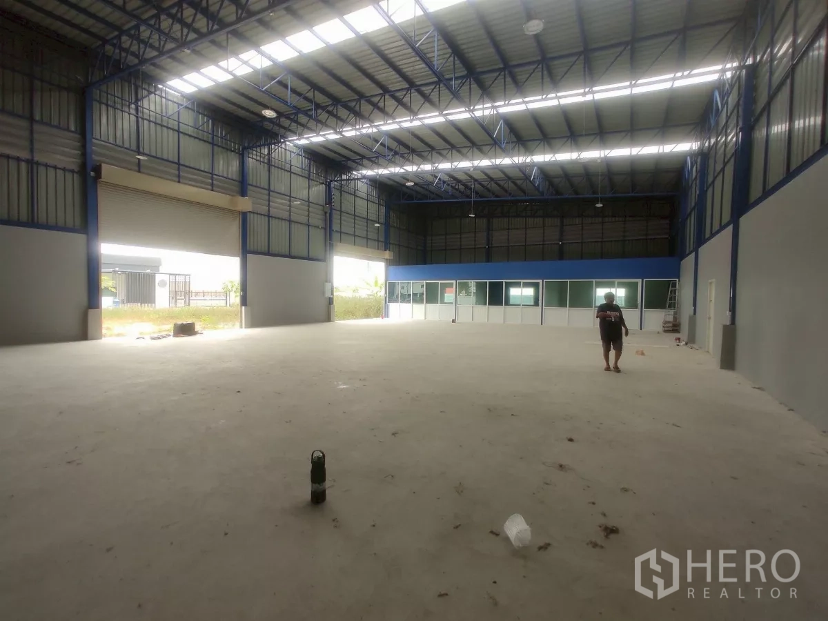 工厂 出售在Khlong Toei, Bangkok - 高挑钢架仓库内部，带采光带与宽阔装卸口。