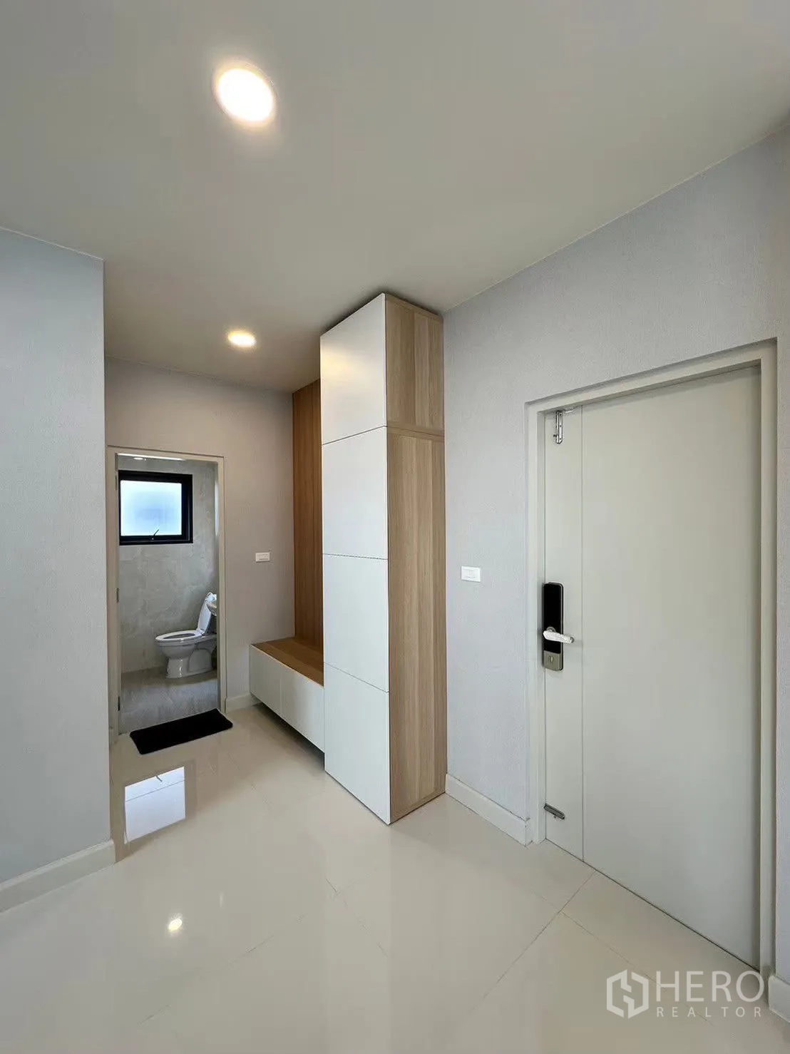 Detached House for rent in Bang Phli, Samut Prakan - Entry hall with built-in storage cabinetry and door to bathroom.