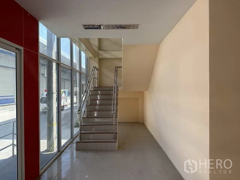 โรงงาน ให้เช่าในBang Phli, Samut Prakan - โถงต้อนรับโปร่งใสด้วยผนังกระจกเต็มบานและบันไดขึ้นชั้นลอย