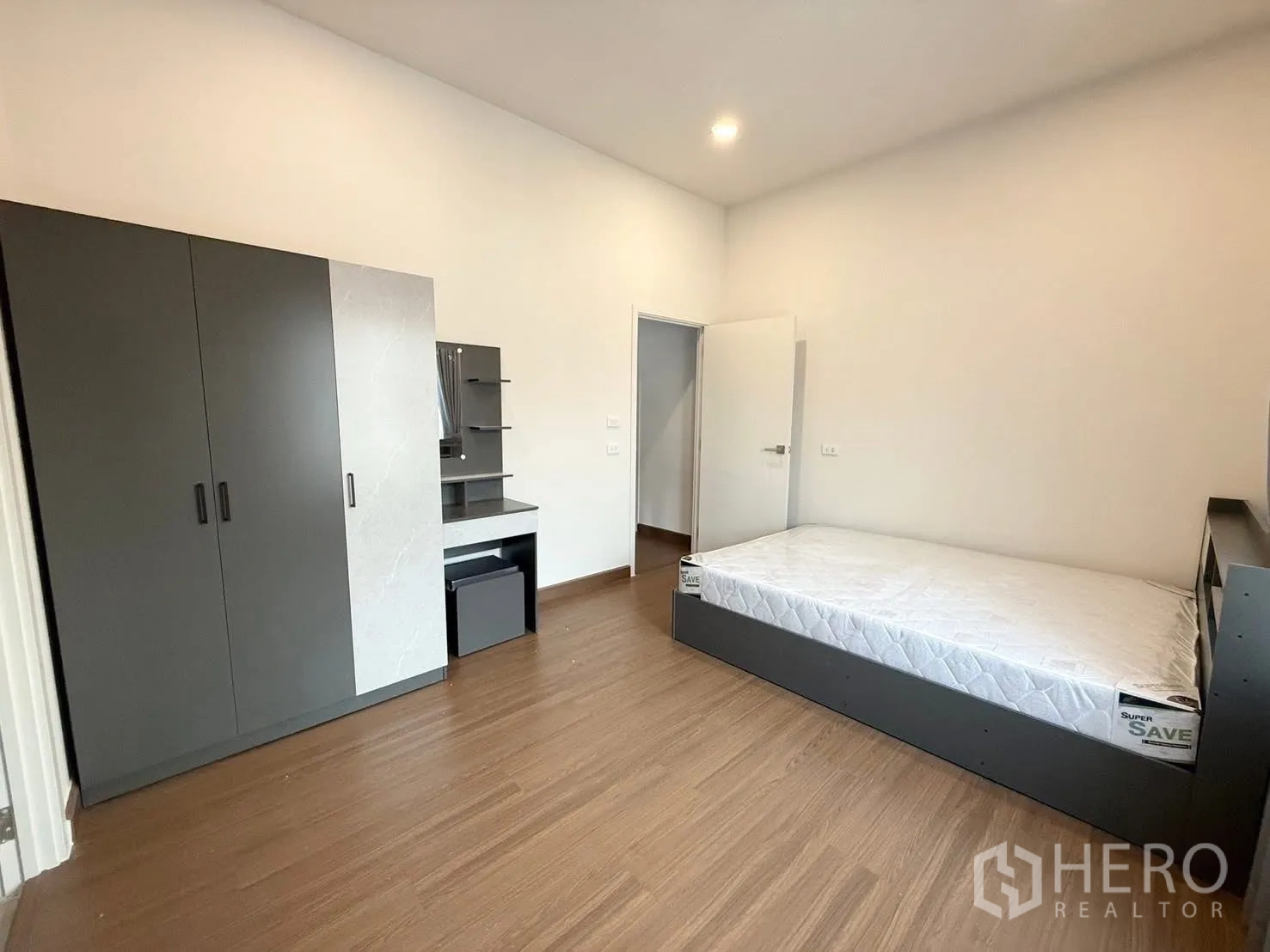 Detached House for rent in Bang Phli, Samut Prakan - Spacious bedroom with single bed, wardrobe and dressing table.