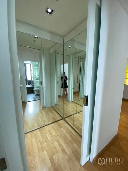 คอนโด ให้เช่าในKhlong Toei, Bangkok - โถงทางเดินพร้อมตู้เสื้อผ้าบานกระจกสะท้อน ช่วยเพิ่มพื้นที่เก็บของ