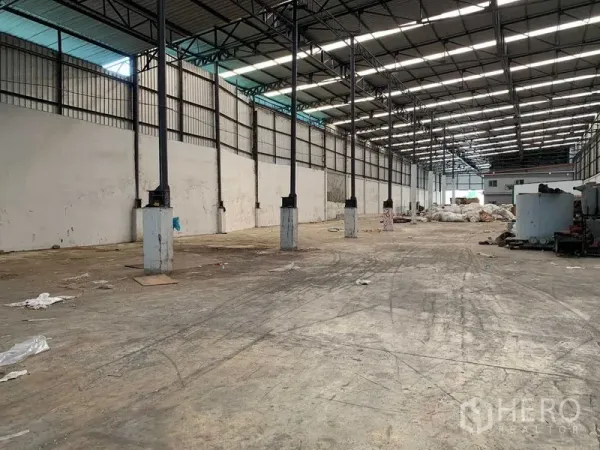 工厂 出租在Nakhon Pathom - 高挑仓库内部，透光屋面板与宽阔混凝土地面。