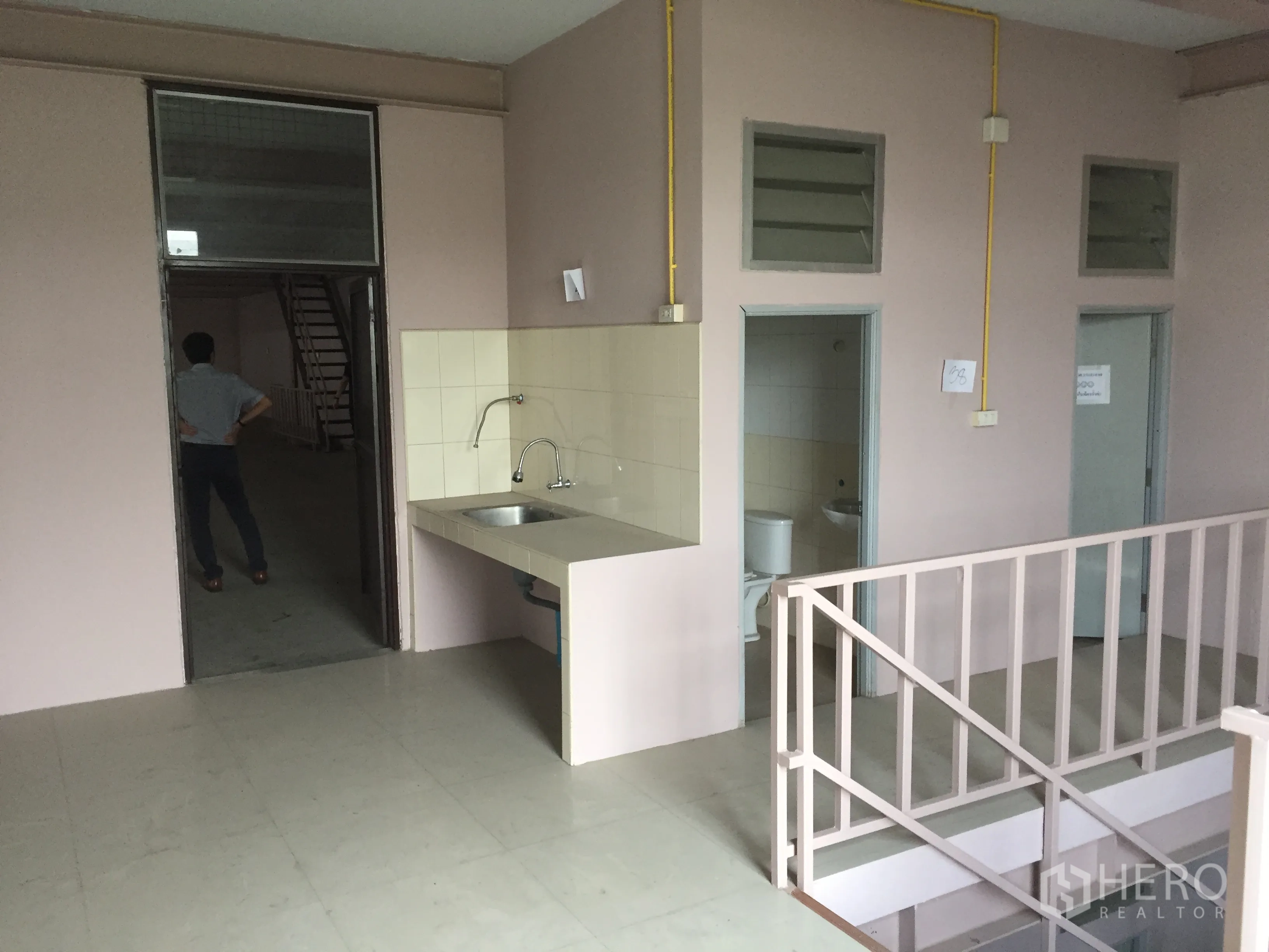 工厂 出租在Lam Luk Ka, Pathum Thani - 楼层内的茶水间水槽与洗手间区域