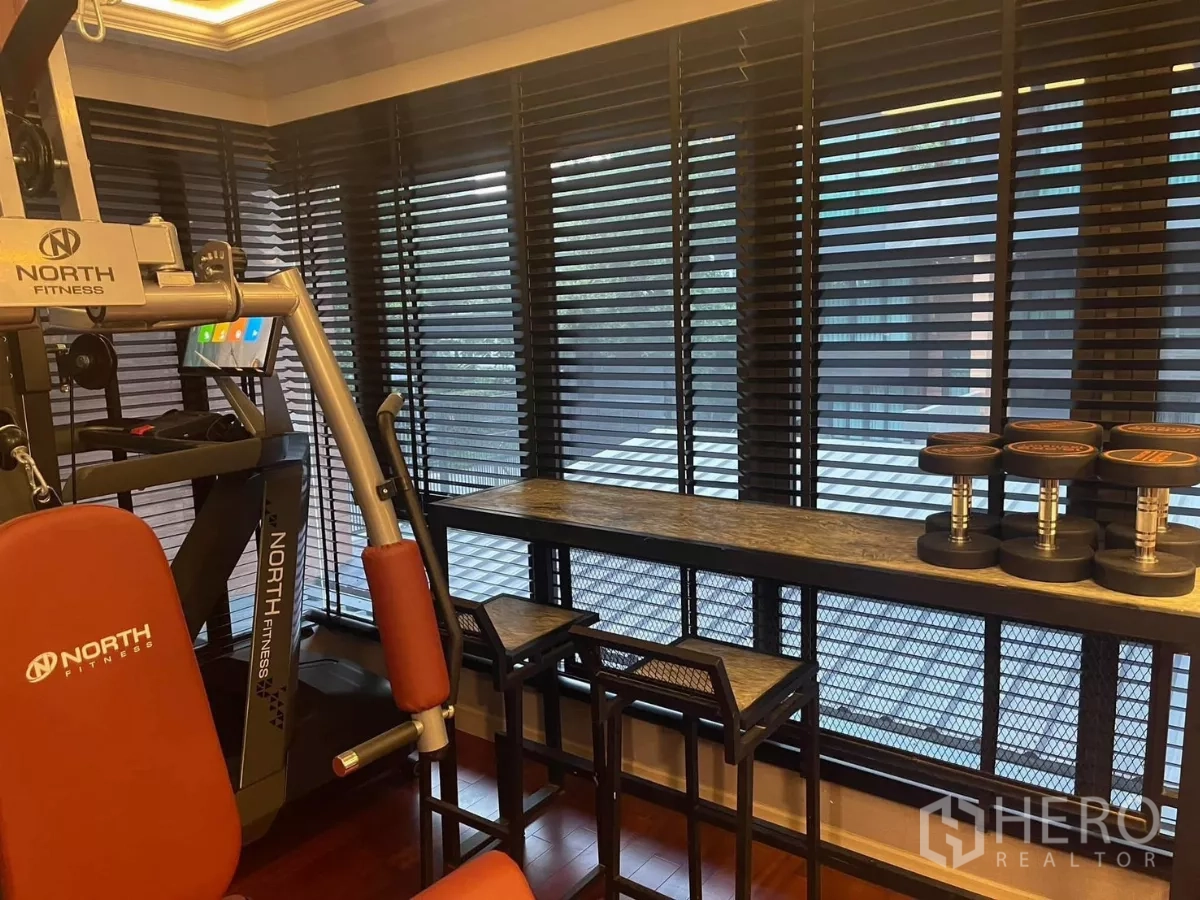 ทาวน์เฮาส์ ให้เช่าในChatuchak, Bangkok - มุมยิมพร้อมดัมเบลและเคาน์เตอร์สูง รับแสงผ่านบานเกล็ด