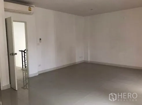 สำนักงานที่บ้าน ขายในBang Sao Thong, Samut Prakan - พื้นที่ทำงานชั้นบนโล่ง ติดแอร์ และมีทางเชื่อมบันได