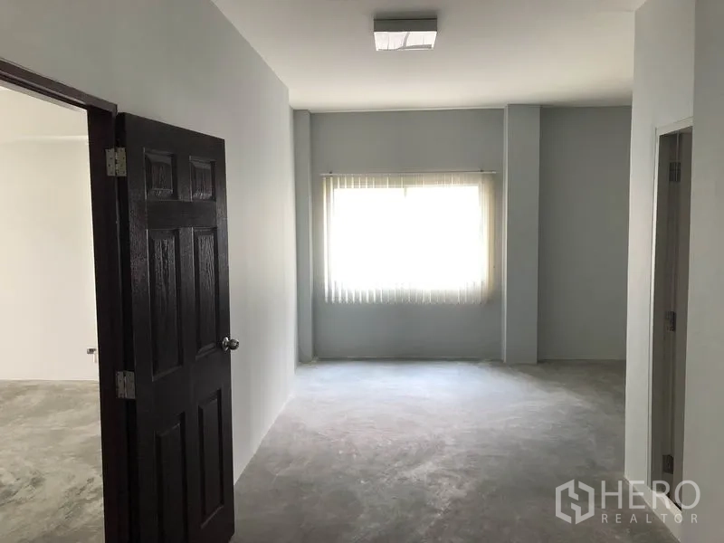 Home Office for rent in Wang Thonglang, Bangkok - Bedroom or private office with a window, neutral walls, and concrete floor.