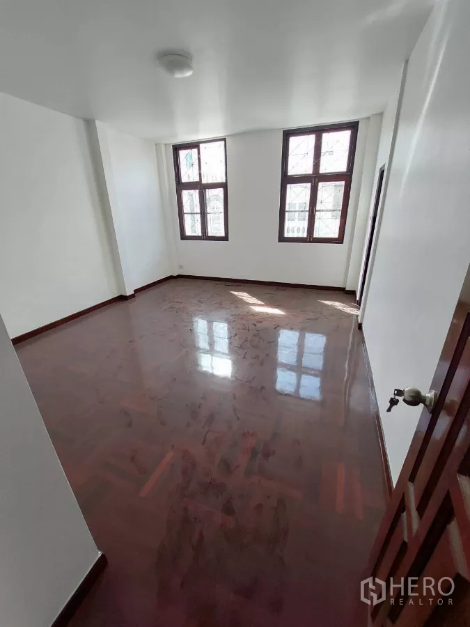 สำนักงานที่บ้าน ให้เช่าในYan Nawa, Bangkok - ห้องมุมพื้นไม้เงา หน้าต่างบานสูงลายตาราง