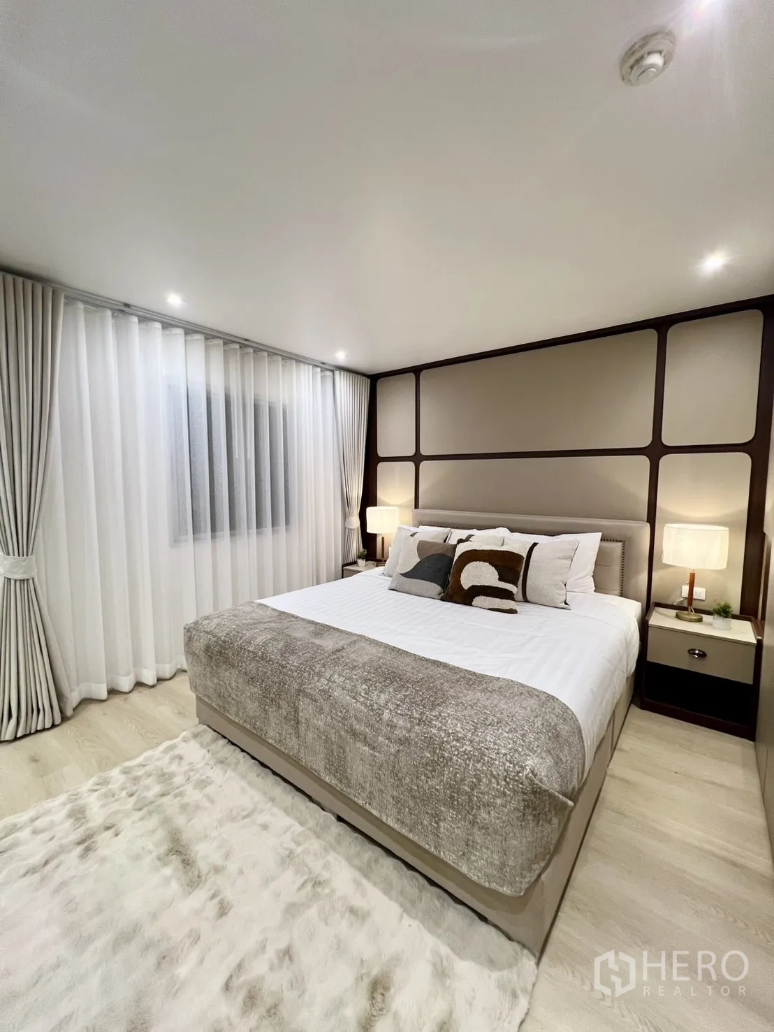 公寓 for sale in Yan Nawa, Bangkok - 明亮主卧，设大床、纱帘与柔软地毯。