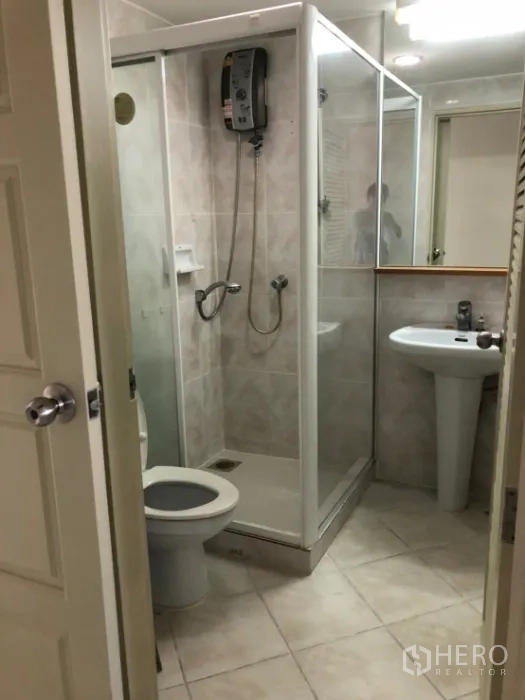 คอนโด ให้เช่าในWatthana, Bangkok - ภาพซ้ำ: ห้องน้ำ ตู้อาบน้ำกระจกและอ่างล้างหน้าแบบขาตั้ง