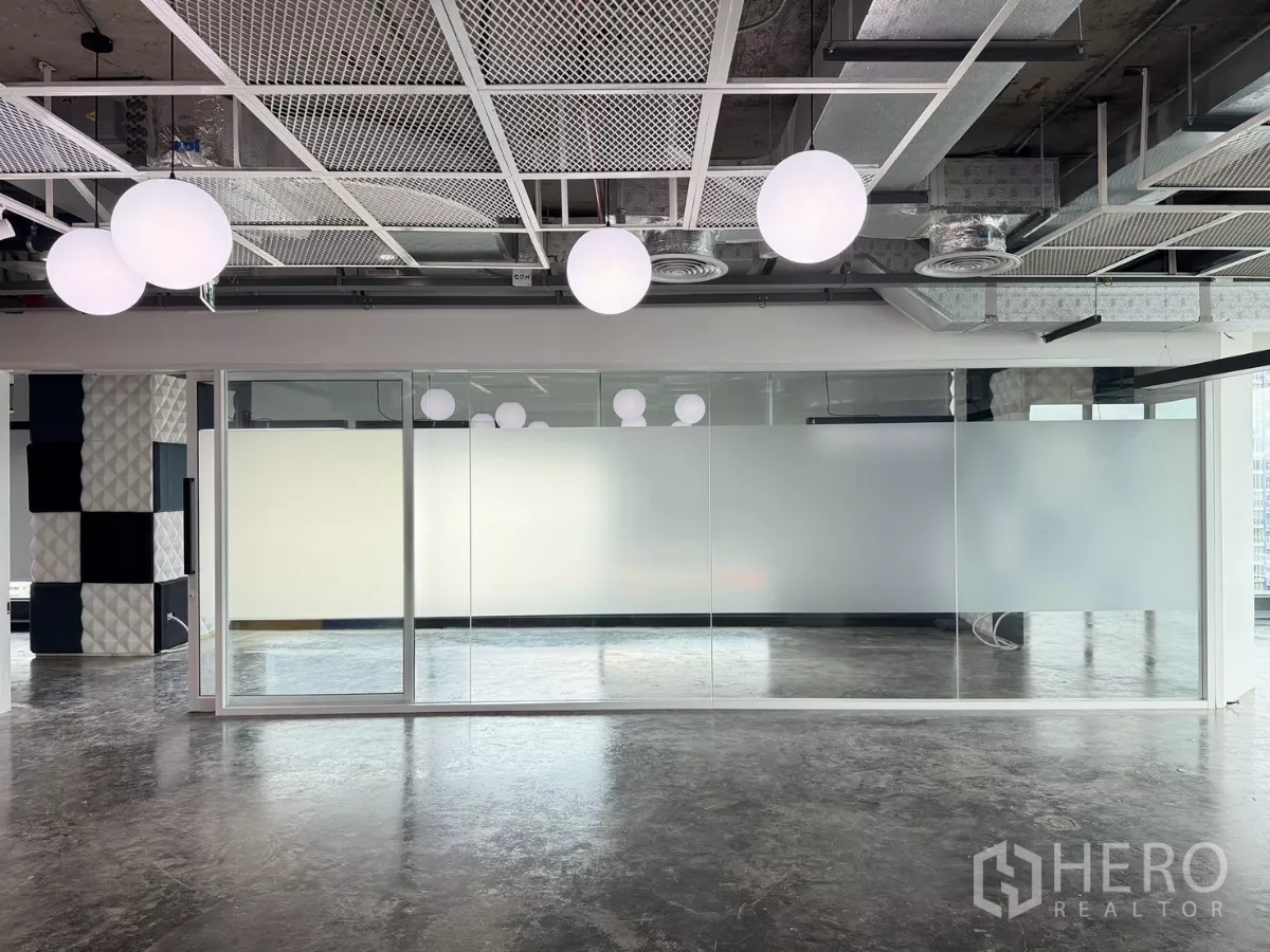 办公空间 出租在Din Daeng, Bangkok - 磨砂玻璃会议室，网格天花与球形吊灯。
