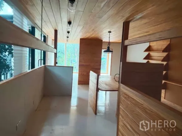 办公空间 出租在Khlong Toei, Bangkok - 开放工作区，木隔断与长吧台，轨道灯，大窗外是绿景。