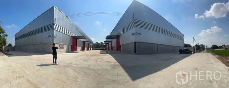 货栈 出租在Khlong Sam Wa, Bangkok - 两排仓库与中间车道的全景图，转弯空间充足。