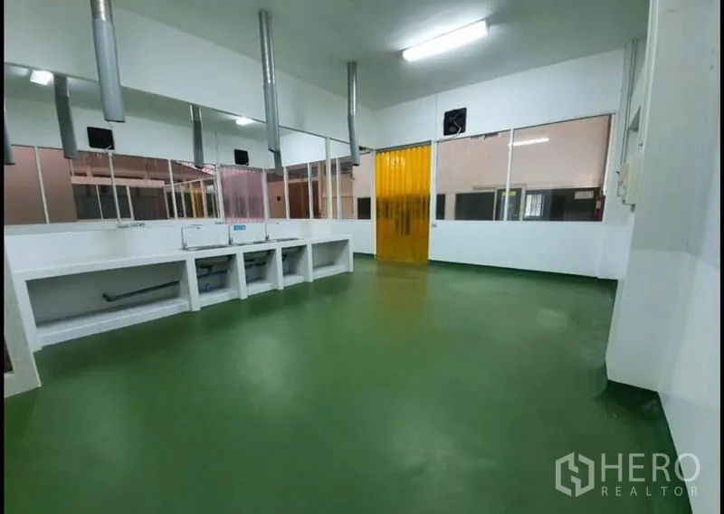 工厂 出售在Chon Buri - 洁净室式工作区，排风管、洗涤槽与绿色地面