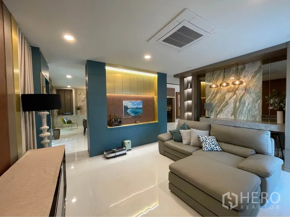 บ้านเดี่ยว for rent or sale in Bang Phli, Samut Prakan - โถงนั่งเล่นพร้อมโซฟาเข้ามุม ผนังตกแต่ง และแอร์แบบฝังฝ้า