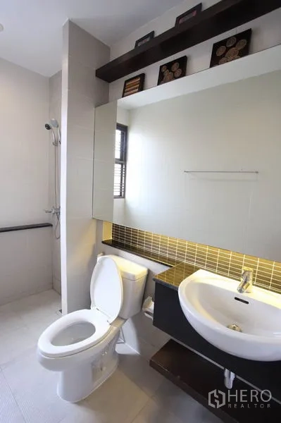 ทาวน์เฮาส์ ให้เช่าในPhra Khanong, Bangkok - ห้องน้ำสมัยใหม่ กระจกบานใหญ่ อ่างล้างหน้า โถสุขภัณฑ์ และโซนอาบน้ำ