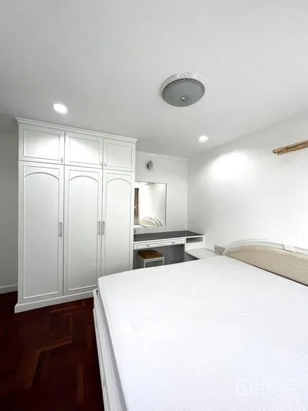 คอนโด ให้เช่าในWatthana, Bangkok - ห้องนอนพร้อมตู้เสื้อผ้าบิวท์อินสีขาวและโต๊ะเครื่องแป้ง