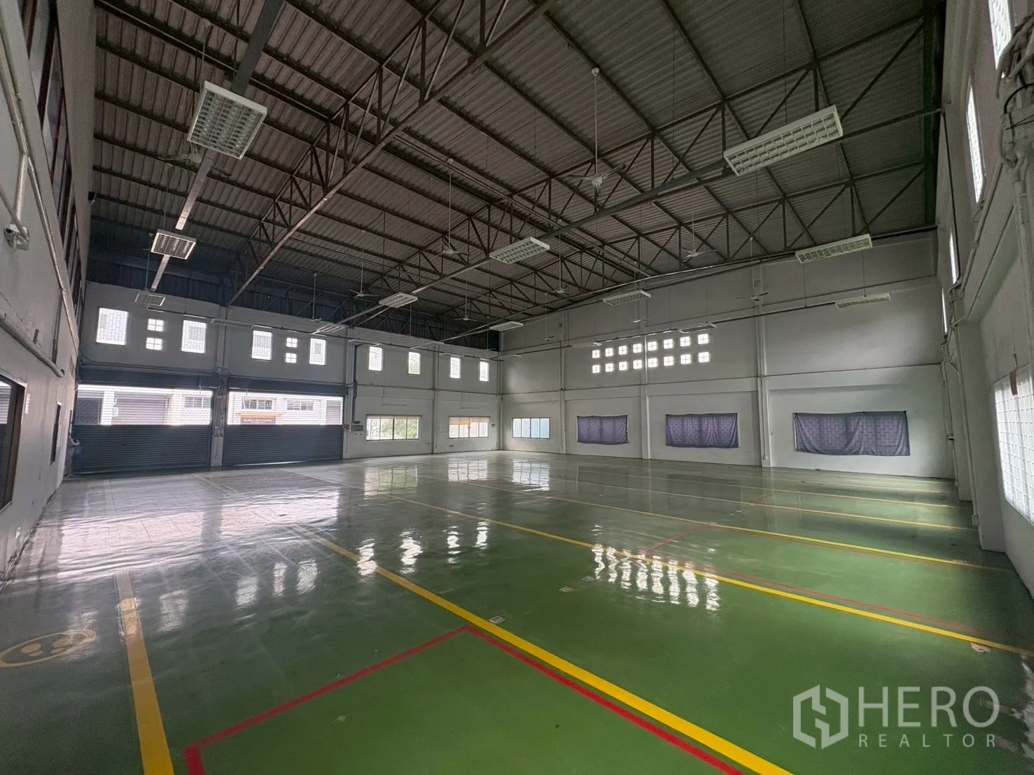 คลังสินค้า for rent in Phra Khanong, Bangkok - ฮอลล์ผลิตขนาดใหญ่ พื้นอีพ็อกซี่เงาและช่องทางโหลดพร้อมประตูม้วน.