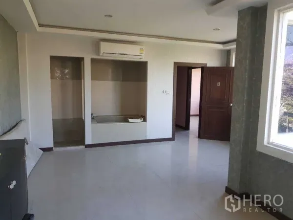 สำนักงาน ให้เช่าในPhra Khanong, Bangkok - ห้องมุมพร้อมหน้าต่างบานใหญ่ แอร์แยก และช่องผนังบิวท์อิน