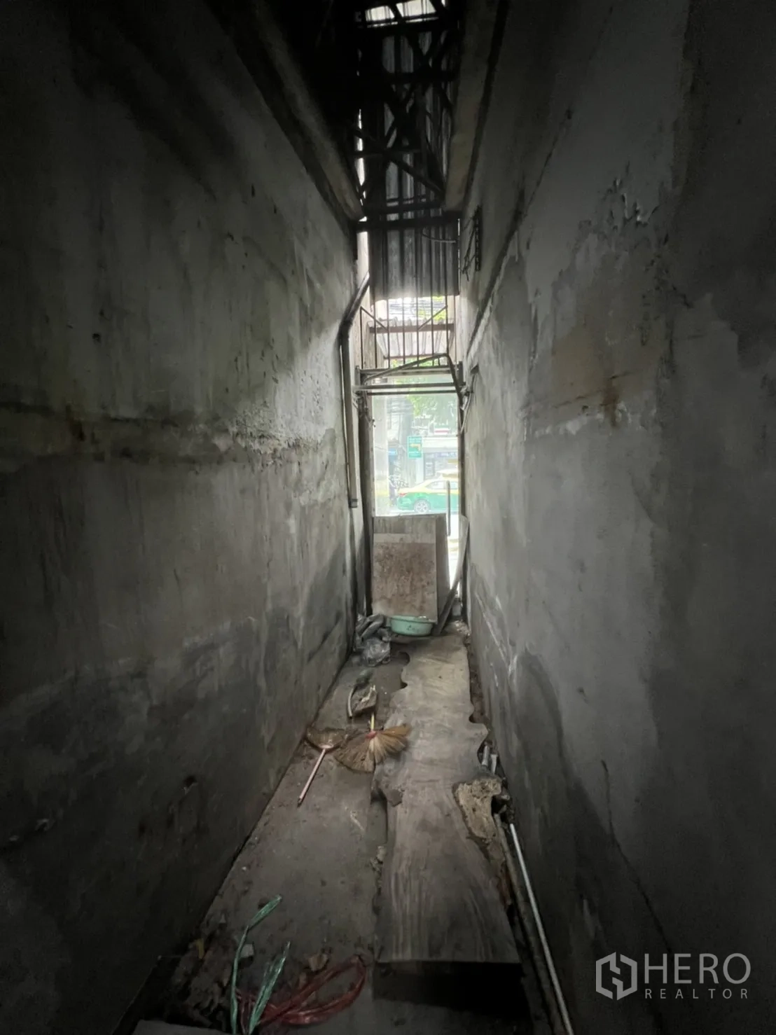 店屋 出租在Watthana, Bangkok - 室内金属楼梯与扶手，置于波纹顶棚下。