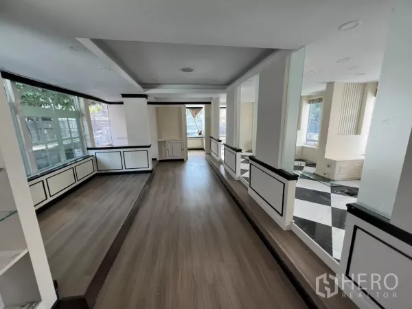 พื้นที่ขายปลีก ให้เช่า - ห้องโชว์พื้นไม้ หน้าต่างรอบด้าน พร้อมตู้บิลท์อิน