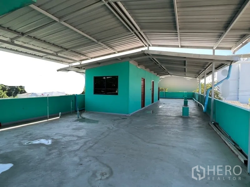 工厂 出售在Wang Thonglang, Bangkok - 宽阔屋顶平台，金属遮棚与薄荷绿女儿墙，可作储物。