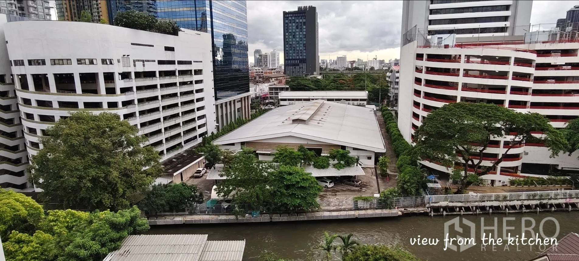 คอนโด for rent in Watthana, Bangkok - วิวเมืองและคลองจากหน้าต่างห้องครัว