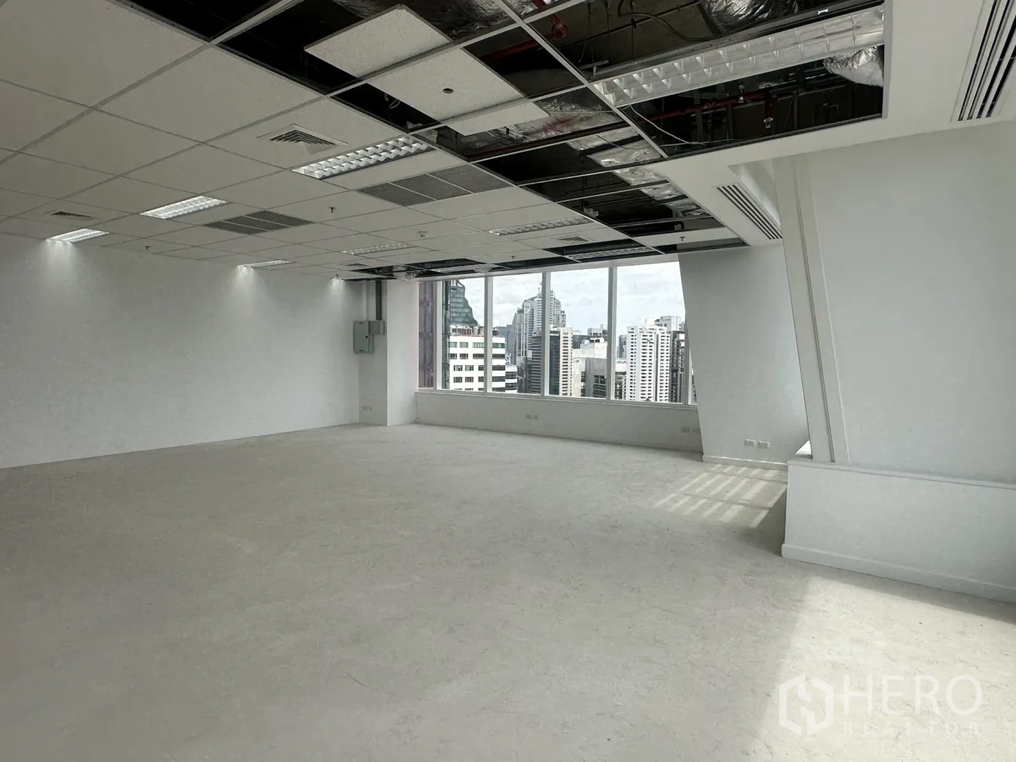 ออฟฟิศ for rent in Watthana, Bangkok - พื้นที่กว้างเรียงหน้าต่างยาวต่อเนื่อง ฝ้าบางส่วนยังเปิดไว้