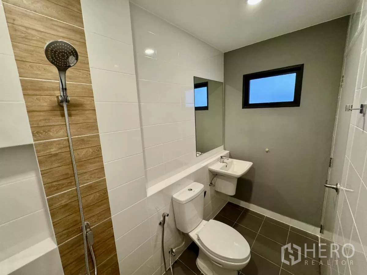 Townhouse for rent in Bang Phli, Samut Prakan - Contemporary bathroom with walk-in shower, toilet, long mirror and window