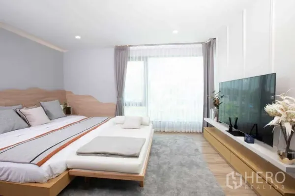 บ้าน ให้เช่าหรือขายในLat Krabang, Bangkok - ห้องนอนมาสเตอร์ เตียงคิง หน้าต่างบานใหญ่ และทีวีจอแบน